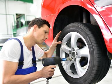 Mechaniker beim Reifenwechsel in der Autowerkstatt in Braunschweig